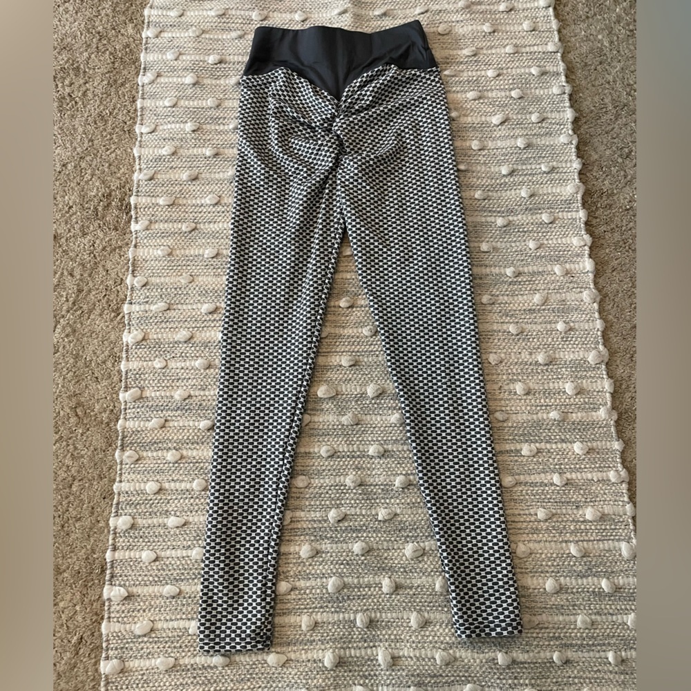 Steve Madden size small scrunch butt leggings